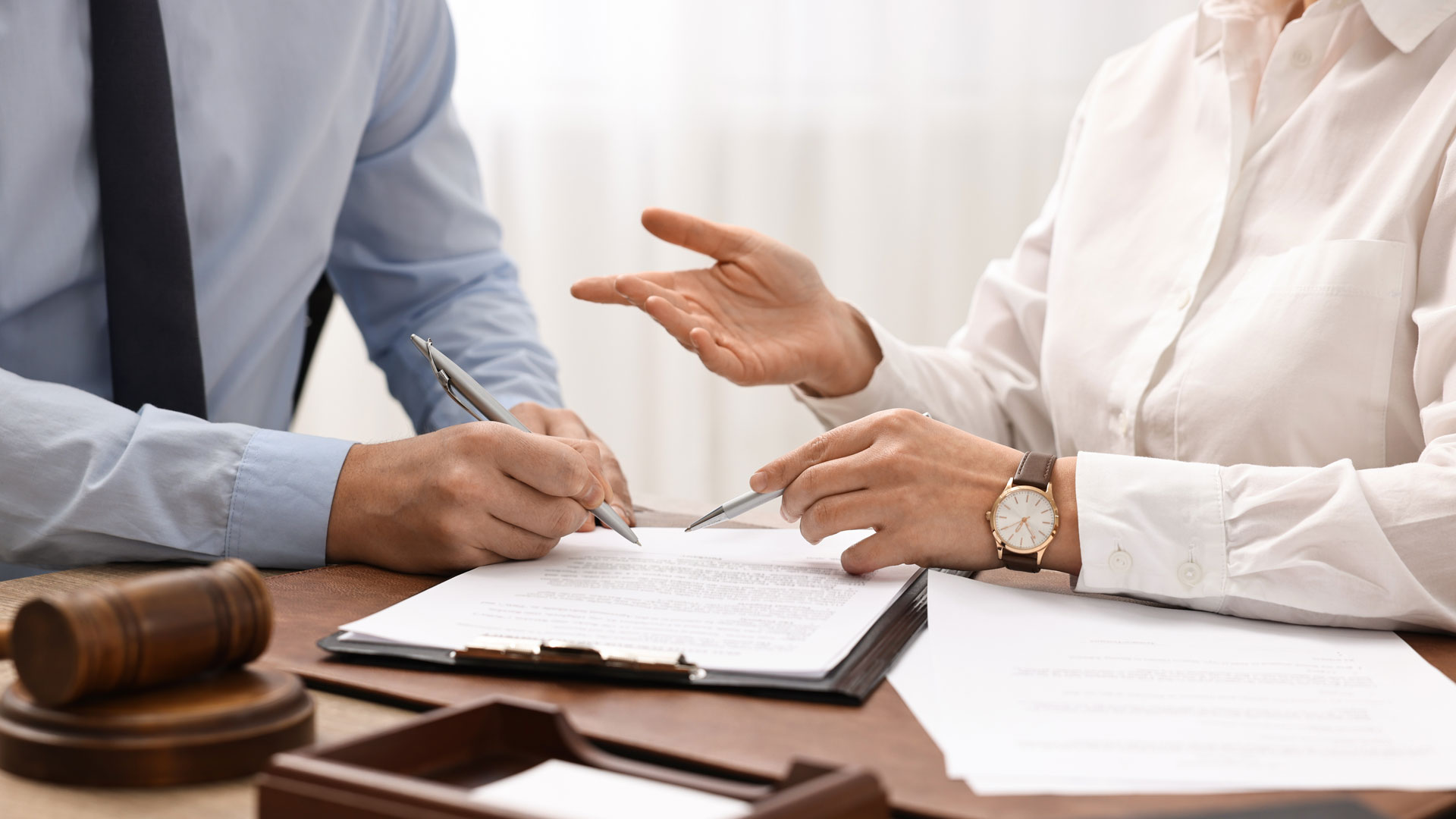 ¿Quiere conocer al equipo de Estrado Abogados? Contáctenos